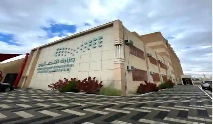 السعودية تلزم طلاب المدارس غير السعوديين بهذا الزي الجديد للمرحلة الابتدائية والمتوسطة