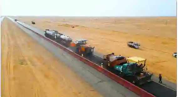 استخدام مواد جديدة في طرقات السفر بين مدن المملكة تحمي من الحوادث المرورية 